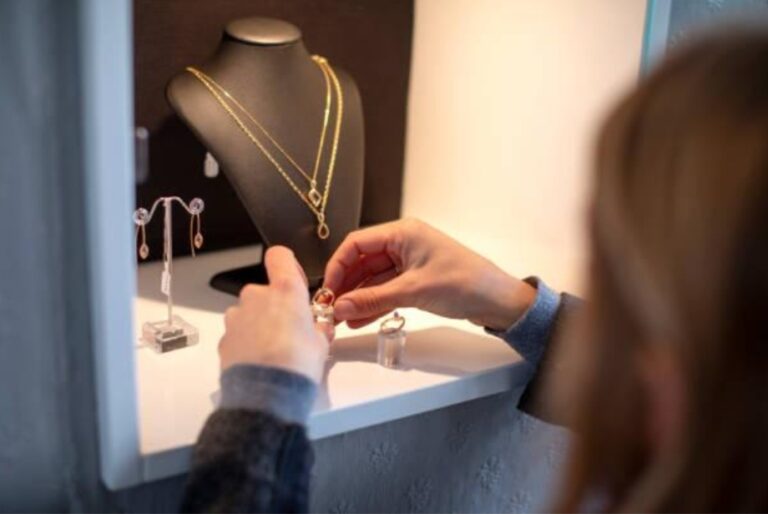 Your Guide to Shopping for Festive Accessories  